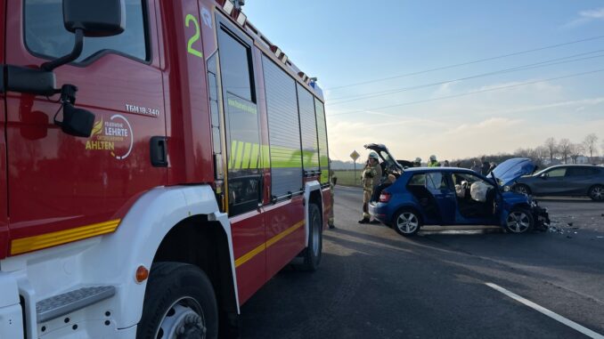 FW Lehrte: Ein Toter, zwei Verletzte und ein qualmender Papierkorb, Einsatzkräfte der Stadtfeuerwehr am Sonntag gefordert
