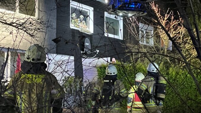 FW Lehrte: Eine verletzte Person bei Gebäudebrand