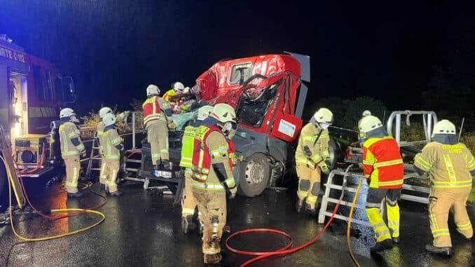 FW Lehrte: Fahrer nach LKW-Unfall verstorben
