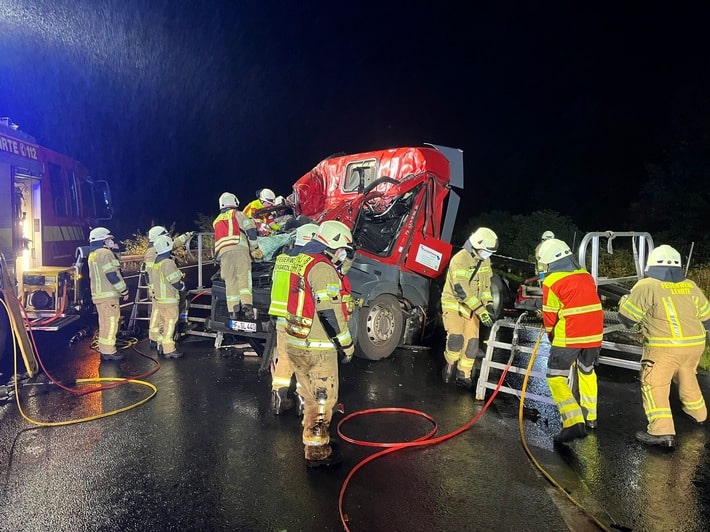 FW Lehrte: Fahrer nach LKW-Unfall verstorben
