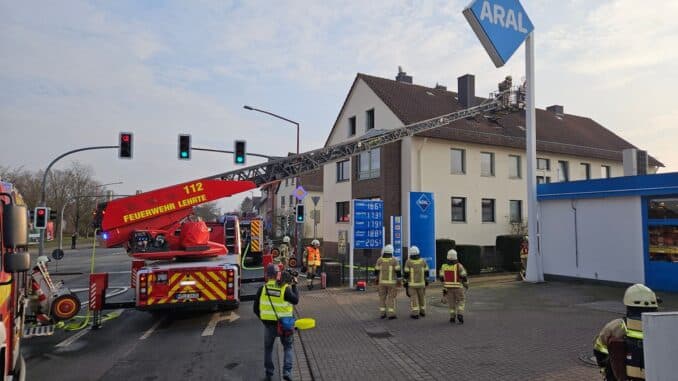 FW Lehrte: Feuer in Dachgeschosswohnung nach lautem Knall: Feuerwehr rettet verletzten Mann aus seiner Wohnung