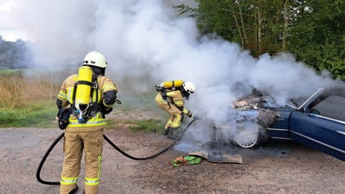 FW Lehrte: Feuerwehr Hämelerwald wird zu brennendem Mercedes-Benz Oldtimer gerufen und verhindert schlimmeres.