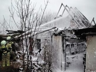 FW Lehrte: Feuerwehr Lehrte bekämpft Gebäudefeuer unter schwierigen Bedingungen