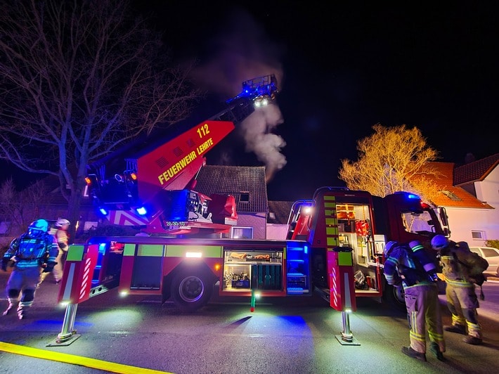 FW Lehrte: Feuerwehren aus dem Lehrter Stadtgebiet verhindern ausgedehnten Dachstuhlbrand