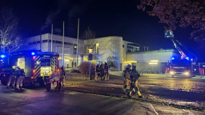 FW Lehrte: Kellerbrand und 7 gerettete Personen: Feuerwehr Lehrte trainiert Ernstfall