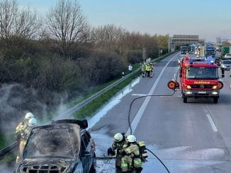 FW Lehrte: PKW-Brand auf der BAB7