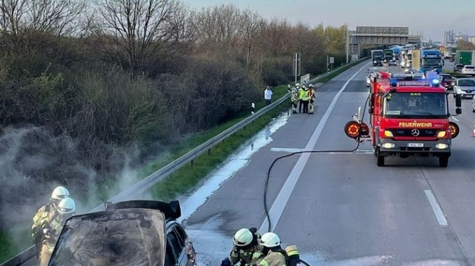 FW Lehrte: PKW-Brand auf der BAB7