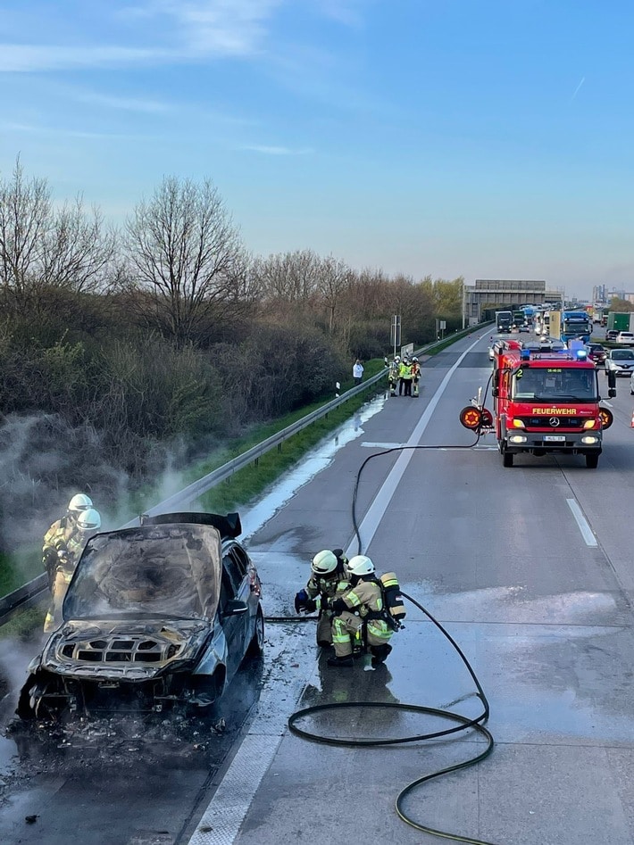 FW Lehrte: PKW-Brand auf der BAB7