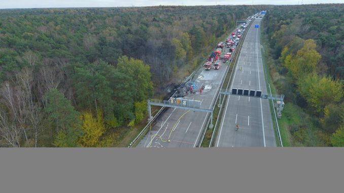 FW Lehrte: Sattelauflieger mit Gefahrgut in Vollbrand