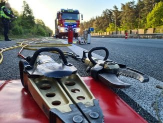 FW Lehrte: Schwerer Verkehrsunfall Autobahn A2: PKW mit 5 Insassen kommt von der Fahrbahn ab - ein Mensch stirbt.