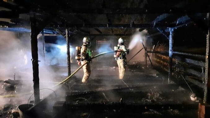 FW Lehrte: Schwimmbadüberdachung und Wellnessbereich brennen in voller Ausdehnung