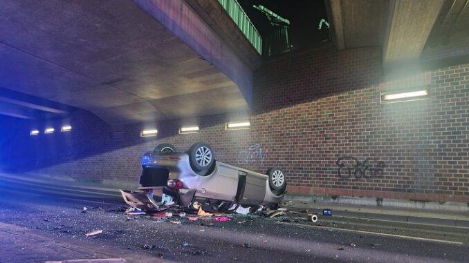 FW Lehrte: Verkehrsunfall: PKW durchbricht Brückenabsperrung und stürzt mit Fahrerin 7 Meter von Brücke in die Tiefe