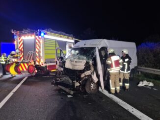 FW Lehrte: Verkehrsunfall mit eingeklemmter Person Autobahn A2