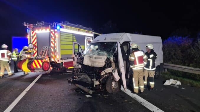 FW Lehrte: Verkehrsunfall mit eingeklemmter Person Autobahn A2