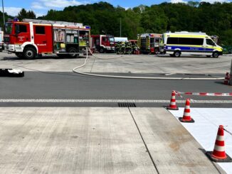 FW-Lohmar: Austretendes Gefahrgut sorgt für Großeinsatz der Feuerwehr Lohmar