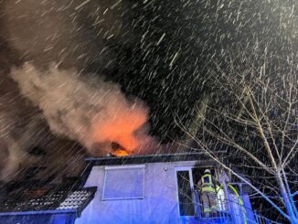 FW-Lohmar: Feuer in Wohnhaus sorgt für Großeinsatz der Freiwilligen Feuerwehr Lohmar