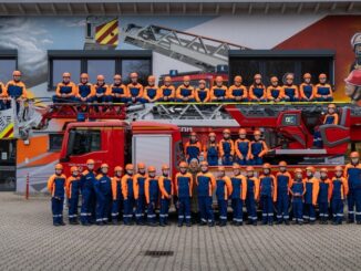 FW-Lohmar: Übergabe neuer Helme an die Jugendfeuerwehr