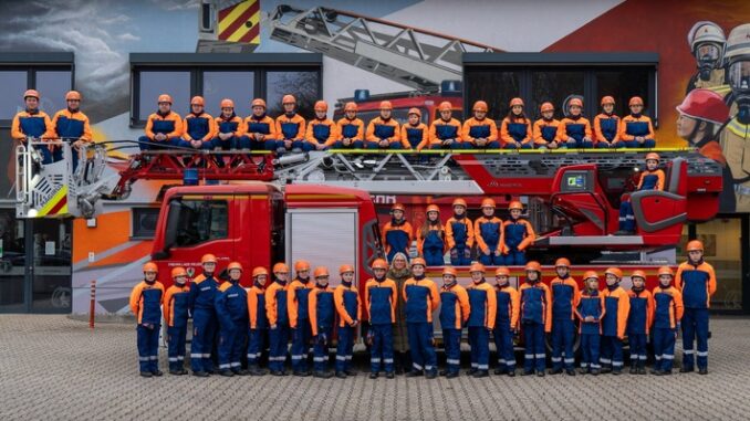 FW-Lohmar: Übergabe neuer Helme an die Jugendfeuerwehr