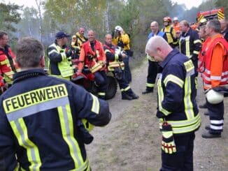 FW Lüchow-Dannenberg: +++1 ha Heidefläche in Brand gesetzt+++wichtige Erkenntnisse zur Waldbrandbekämpfung gewonnen+++Landschaftsplege, Forschung und Brandschutz arbeiten Hand in Hand+++