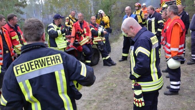 FW Lüchow-Dannenberg: +++1 ha Heidefläche in Brand gesetzt+++wichtige Erkenntnisse zur Waldbrandbekämpfung gewonnen+++Landschaftsplege, Forschung und Brandschutz arbeiten Hand in Hand+++