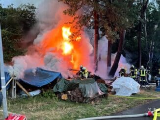 FW Lüchow-Dannenberg: Brennender Holzstapel löst Großeinsatz aus+++Feuerwehr ein Übergreifen auf den Wald verhindern+++ massiver Löschangriff bringt Feuer zügig unter Kontrolle