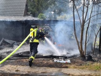 FW Lüchow-Dannenberg: Carport und PKW brennen komplett aus +++ über 50.000 EUR Schaden +++ Polizei ermittelt zur Brandursache