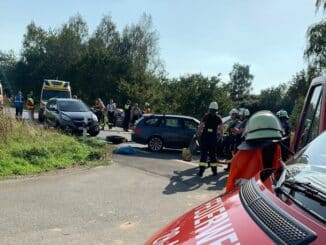 FW Lüchow-Dannenberg: Erneut schwerer Verkehrsunfall in Lüchow-Dannenberg +++ sechs Personen verletzt +++ Feuerwehr, 5 RTW, 2 Notärzte und Rettungshubschrauber im Einsatz