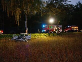 FW Lüchow-Dannenberg: ++Erneuter Verkehrsunfall bei Hitzacker++Fahrzeug kommt bei Sarchem von der Straße ab++Fahrerin kann von der Feuerwehr gerettet werden++