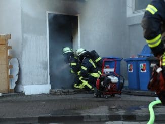 FW Lüchow-Dannenberg: Feuer in Mehrfamilienhaus - mehr als ein Dutzend Bewohner bleiben unverletzt