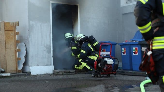FW Lüchow-Dannenberg: Feuer in Mehrfamilienhaus - mehr als ein Dutzend Bewohner bleiben unverletzt