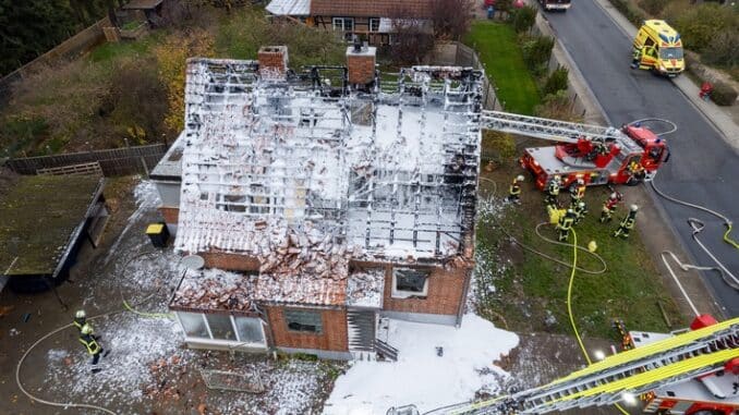 FW Lüchow-Dannenberg: Feuer zerstört Haus bei Dannenberg +++ Vater und zwei Kinder müssen ins Krankenhaus +++ Feuerwehr im Großeinsatz