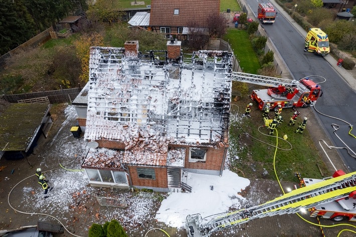 FW Lüchow-Dannenberg: Feuer zerstört Haus bei Dannenberg +++ Vater und zwei Kinder müssen ins Krankenhaus +++ Feuerwehr im Großeinsatz