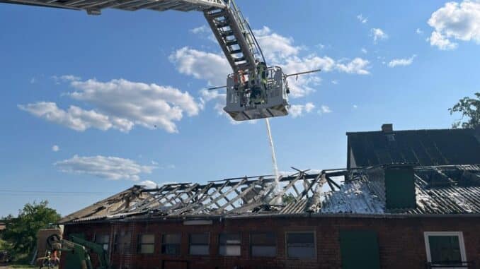 FW Lüchow-Dannenberg: Gebäudebrand in Teichlosen (Jameln/Ldkrs. Lüchow-Dannenberg) +++ Landwirt handelt instinktiv richtig +++ Brandausbreitung erfolgreich verhindert