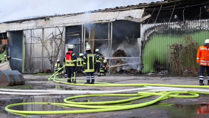 FW Lüchow-Dannenberg: Großbrand hält Feuerwehr in Atem +++ 150 Feuerwehrleute im stundenlangen Löscheinsatz +++ Rauchsäule kilometerweit zu sehen