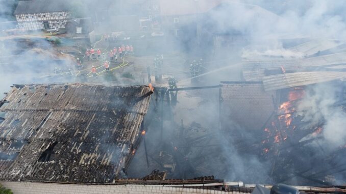 FW Lüchow-Dannenberg: Großeinsatz für die Feuerwehren in Lüchow-Dannenberg +++ Scheune brennt vollständig aus +++ ca. 30 Kälber und Rinder gerettet +++ mehr als 150 Kräfte im Einsatz