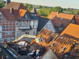 FW Lüchow-Dannenberg: Großfeuer in Dannenbergs Innenstadt+++ein Gebäude völlig zerstört+++zwei Häuser unbewohnbar+++Feuerwehrfrau im Einsatz leicht verletzt