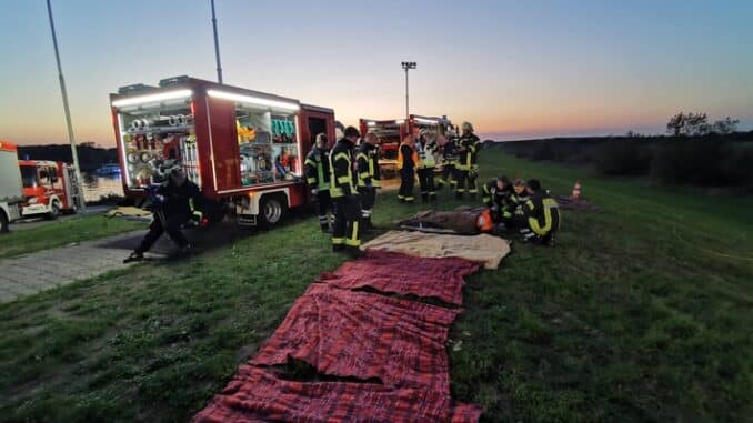 FW Lüchow-Dannenberg: Großübung auf der Elbe+++Feuerwehren üben länderübergreifenden Einsatz+++Passagierschiff läuft bei Dömitz auf Grund+++Feuer im Maschinenraum+++26 Verletzte+++