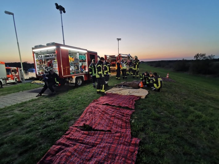 FW Lüchow-Dannenberg: Großübung auf der Elbe+++Feuerwehren üben länderübergreifenden Einsatz+++Passagierschiff läuft bei Dömitz auf Grund+++Feuer im Maschinenraum+++26 Verletzte+++