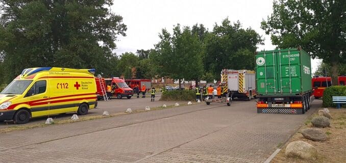 FW Lüchow-Dannenberg: Kanu kentert auf Elbe +++ Ein Mann rettet sich ans Ufer +++ Großaufgebot an Einsatzkräften sucht über Stunden vermisste Person