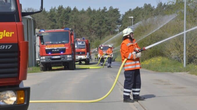 FW Lüchow-Dannenberg: Kreisfeuerwehrbereitschaft Lüchow-Dannenberg übt: Waldbrand wütet seit 3 Tagen zwischen Lüchow und Wustrow * stark wechselnde Winde erschweren Löscharbeiten * Teplingen durch Brandausbreitung bedroht