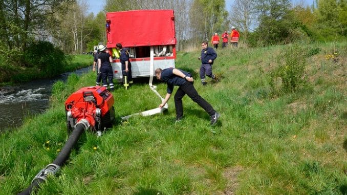 FW Lüchow-Dannenberg: Kreisfeuerwehrbereitschaft Lüchow-Dannenberg übt wieder - erste Übungen nach zwei Jahren Pause - Wasserförderung und Waldbrandbekämpfung im Mittelpunkt