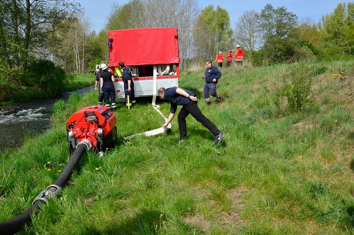 FW Lüchow-Dannenberg: Kreisfeuerwehrbereitschaft Lüchow-Dannenberg übt wieder - erste Übungen nach zwei Jahren Pause - Wasserförderung und Waldbrandbekämpfung im Mittelpunkt