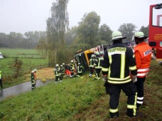 FW Lüchow-Dannenberg: LKW kommt alleinbeteiligt von der Fahrbahn ab +++ Seitenstreifen durch anhaltenden Regen aufgeweicht +++ Fahrzeug kippt zur Seite +++ Fahrer schwer verletzt