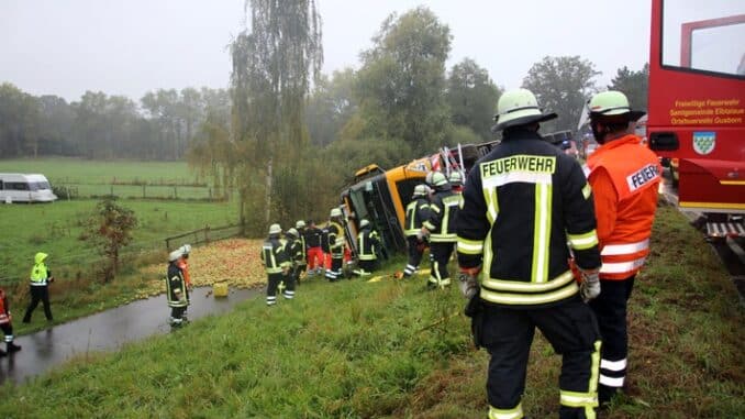 FW Lüchow-Dannenberg: LKW kommt alleinbeteiligt von der Fahrbahn ab +++ Seitenstreifen durch anhaltenden Regen aufgeweicht +++ Fahrzeug kippt zur Seite +++ Fahrer schwer verletzt