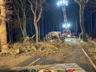 FW Lüchow-Dannenberg: Schwerer Verkehrsunfall bei Gusborn +++VW-Transporter kollidiert frontal mit Baum+++Fahrer verstirbt an Unfallstelle