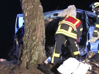 FW Lüchow-Dannenberg: Schwerer Verkehrsunfall bei Hitzacker - Fahrer in Transporter eingeklemmt - Feuerwehr rettet ihn schwerverletzt