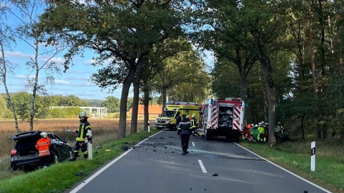 FW Lüchow-Dannenberg: +++Schwerer Verkehrsunfall nahe Hitzacker+++zwei PKW stoßen frontal zusammen+++eingeklemmter Fahrer erliegt an der Unfallstelle seinen Verletzungen+++