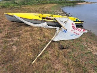 FW Lüchow-Dannenberg: Segelboot kentert auf der Elbe - Segler stürzt ins Wasser