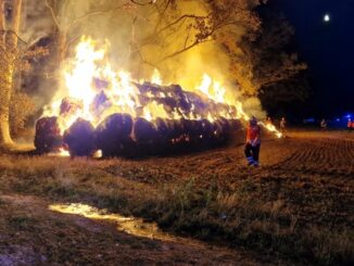 FW Lüchow-Dannenberg: Strohmiete brennt bei Gusborn (Lüchow-Dannenberg) +++ Feuer droht in den Wald zu laufen +++ Feuerwehr appelliert an Landwirte