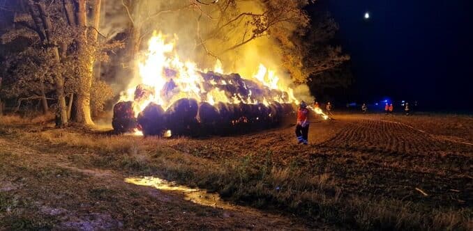 FW Lüchow-Dannenberg: Strohmiete brennt bei Gusborn (Lüchow-Dannenberg) +++ Feuer droht in den Wald zu laufen +++ Feuerwehr appelliert an Landwirte